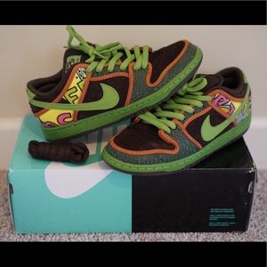 NIKE SB DUNK LOW DLS.